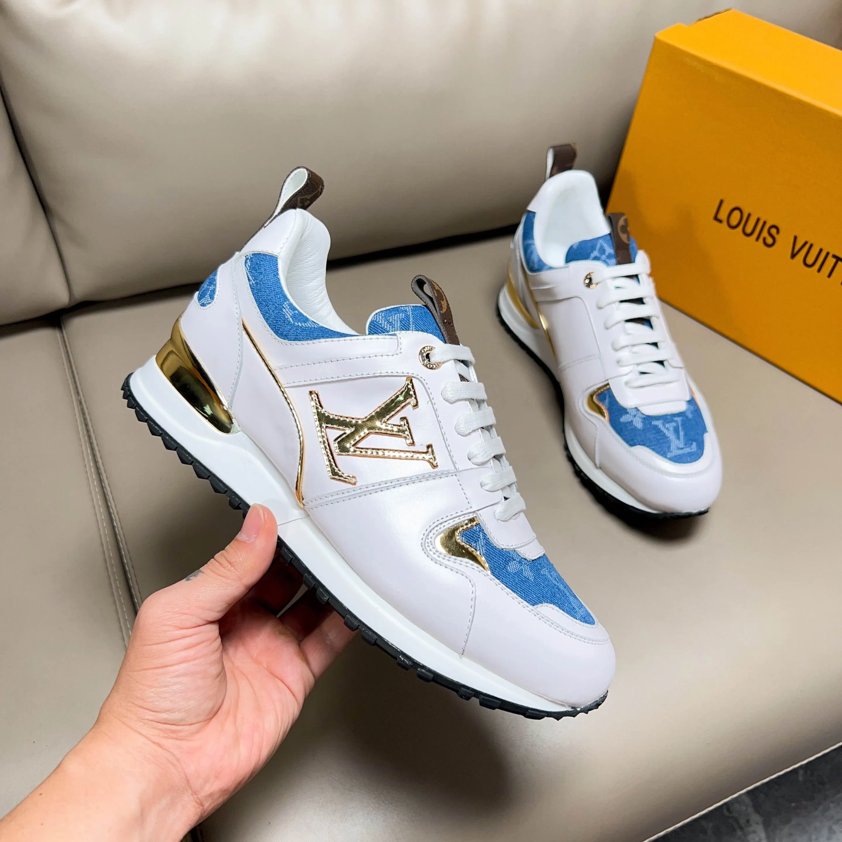 Factory price: 440💰【LV】Male and female couples model, sold simultaneously at counters, original classic 1:1 copy, original designer design, imported calf + sheepskin lining, L gold unique design on both sides, fashionable and trendy. 🔍🔍Original quality @ No pressure to enter and leave the counter at will, the original replica outsole is suitable for all kinds of travel, making it worth owning. Welcome all sellers to sell in the picture above. We can send one piece on behalf of you. Male size: 38-44 (can be customized to 45 sizes), female size: 35-39 (can be customized to 40 sizes)